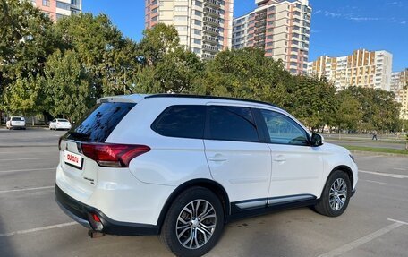 Mitsubishi Outlander III рестайлинг 3, 2016 год, 1 800 000 рублей, 2 фотография