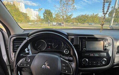 Mitsubishi Outlander III рестайлинг 3, 2016 год, 1 800 000 рублей, 8 фотография