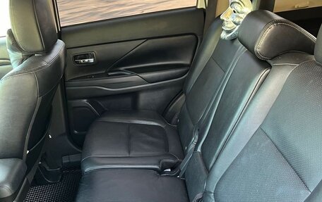 Mitsubishi Outlander III рестайлинг 3, 2016 год, 1 800 000 рублей, 10 фотография