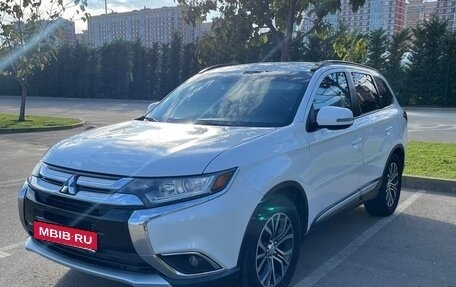 Mitsubishi Outlander III рестайлинг 3, 2016 год, 1 800 000 рублей, 7 фотография