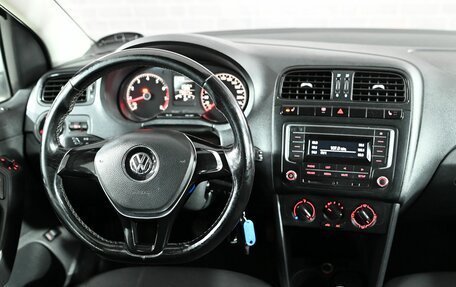 Volkswagen Polo VI (EU Market), 2017 год, 900 000 рублей, 14 фотография