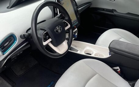 Toyota Prius IV XW50, 2017 год, 2 250 000 рублей, 11 фотография