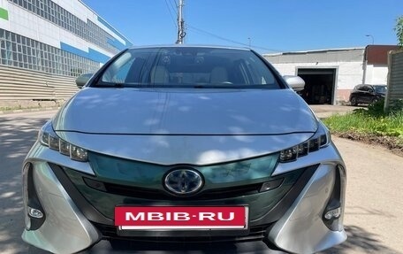 Toyota Prius IV XW50, 2017 год, 2 250 000 рублей, 2 фотография