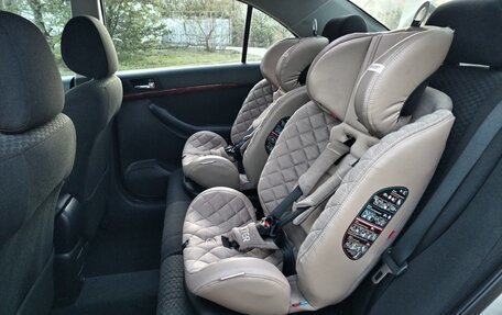 Toyota Avensis III рестайлинг, 2004 год, 850 000 рублей, 11 фотография