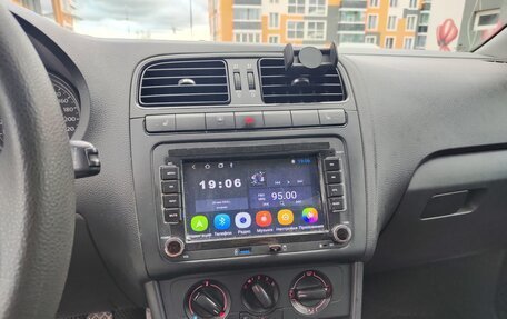 Volkswagen Polo VI (EU Market), 2011 год, 720 000 рублей, 2 фотография