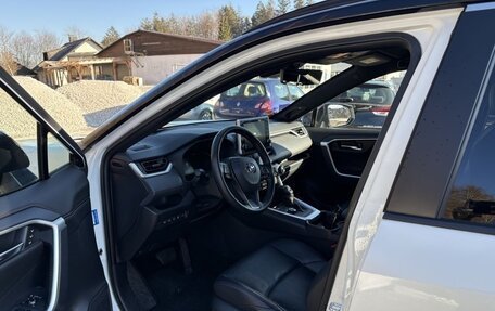Toyota RAV4, 2021 год, 2 350 000 рублей, 10 фотография