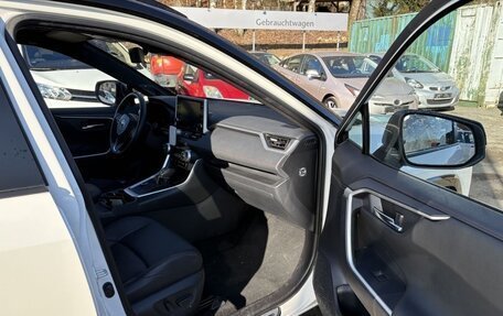 Toyota RAV4, 2021 год, 2 350 000 рублей, 15 фотография