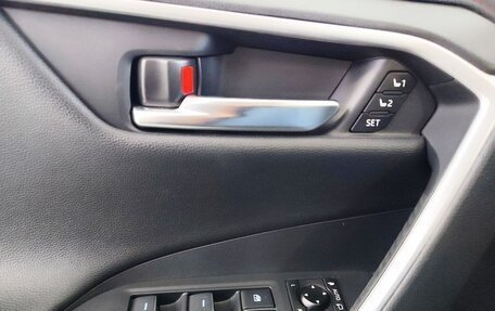 Toyota RAV4, 2021 год, 2 350 000 рублей, 17 фотография