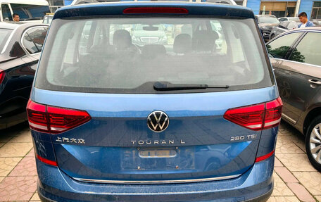 Volkswagen Touran III, 2022 год, 1 849 000 рублей, 2 фотография