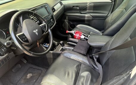 Mitsubishi Outlander III рестайлинг 3, 2014 год, 1 540 000 рублей, 3 фотография