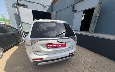 Mitsubishi Outlander III рестайлинг 3, 2014 год, 1 540 000 рублей, 5 фотография