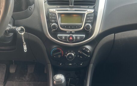 Hyundai Solaris II рестайлинг, 2011 год, 750 000 рублей, 6 фотография
