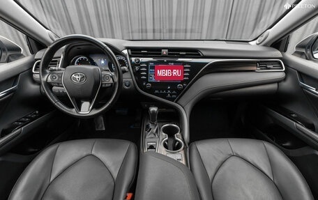 Toyota Camry, 2018 год, 2 350 000 рублей, 9 фотография