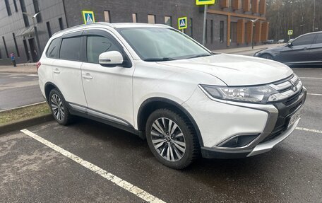 Mitsubishi Outlander III рестайлинг 3, 2015 год, 1 700 000 рублей, 5 фотография