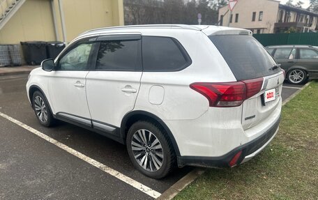 Mitsubishi Outlander III рестайлинг 3, 2015 год, 1 700 000 рублей, 3 фотография