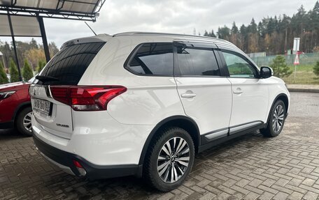 Mitsubishi Outlander III рестайлинг 3, 2015 год, 1 700 000 рублей, 10 фотография