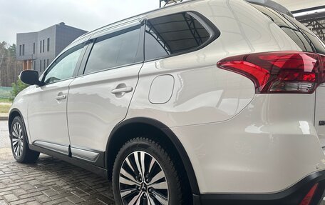 Mitsubishi Outlander III рестайлинг 3, 2015 год, 1 700 000 рублей, 14 фотография