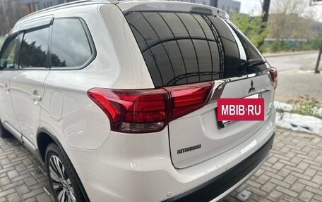 Mitsubishi Outlander III рестайлинг 3, 2015 год, 1 700 000 рублей, 18 фотография