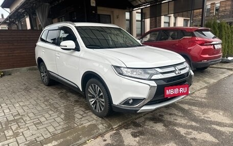 Mitsubishi Outlander III рестайлинг 3, 2015 год, 1 700 000 рублей, 9 фотография