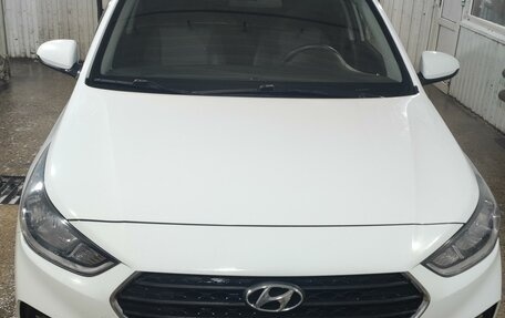 Hyundai Solaris II рестайлинг, 2019 год, 900 000 рублей, 1 фотография