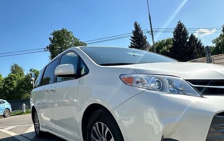 Toyota Sienna III, 2018 год, 3 700 000 рублей, 2 фотография