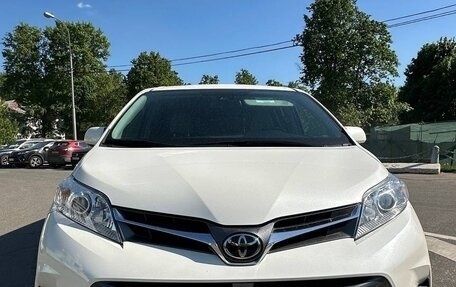 Toyota Sienna III, 2018 год, 3 700 000 рублей, 3 фотография