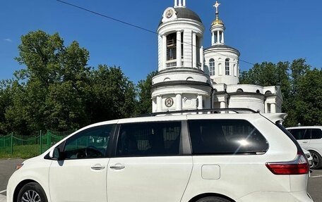 Toyota Sienna III, 2018 год, 3 700 000 рублей, 11 фотография