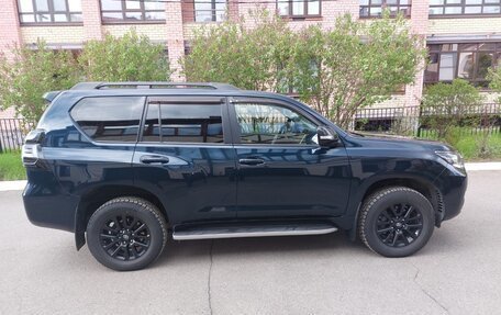 Toyota Land Cruiser Prado 150 рестайлинг 2, 2021 год, 7 200 000 рублей, 2 фотография