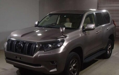 Toyota Land Cruiser Prado 150 рестайлинг 2, 2017 год, 3 950 000 рублей, 2 фотография
