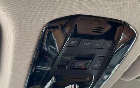 Toyota Venza, 2022 год, 2 850 000 рублей, 17 фотография