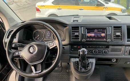 Volkswagen Caravelle T6 рестайлинг, 2017 год, 2 850 000 рублей, 2 фотография