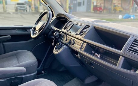 Volkswagen Caravelle T6 рестайлинг, 2017 год, 2 850 000 рублей, 12 фотография