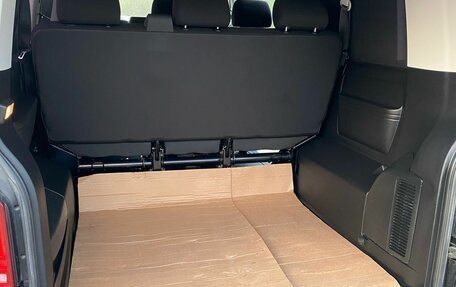 Volkswagen Caravelle T6 рестайлинг, 2017 год, 2 850 000 рублей, 24 фотография
