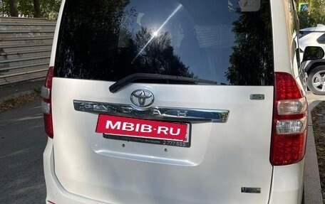 Toyota Noah III, 2012 год, 1 650 000 рублей, 7 фотография