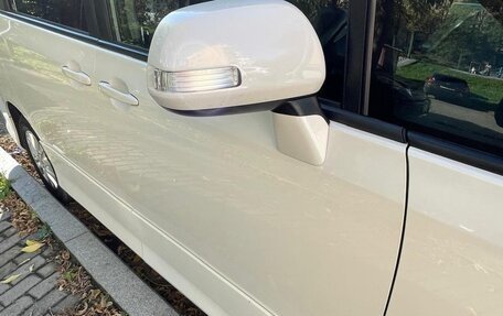 Toyota Noah III, 2012 год, 1 650 000 рублей, 13 фотография