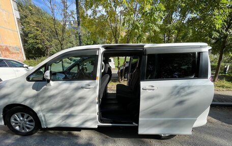 Toyota Noah III, 2012 год, 1 650 000 рублей, 14 фотография