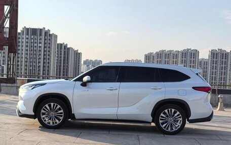 Toyota Highlander, 2022 год, 3 300 100 рублей, 5 фотография