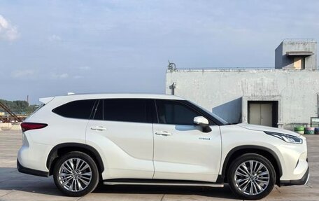 Toyota Highlander, 2022 год, 3 300 100 рублей, 4 фотография