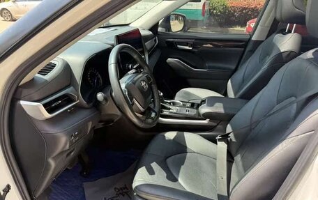 Toyota Highlander, 2022 год, 3 219 999 рублей, 8 фотография