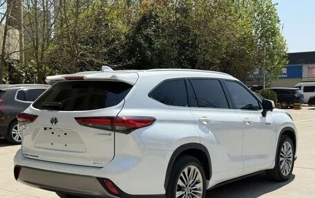 Toyota Highlander, 2022 год, 3 219 999 рублей, 6 фотография