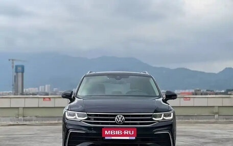 Volkswagen Tiguan II, 2022 год, 2 630 000 рублей, 2 фотография