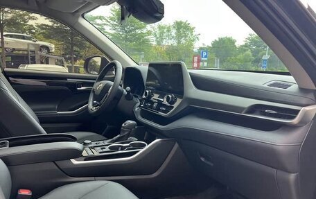 Toyota Highlander, 2022 год, 3 217 000 рублей, 12 фотография
