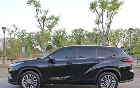 Toyota Highlander, 2022 год, 3 440 000 рублей, 2 фотография
