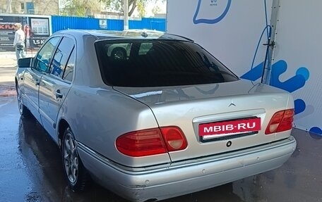 Mercedes-Benz E-Класс, 1998 год, 275 000 рублей, 4 фотография