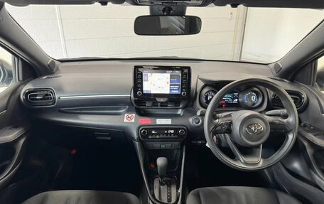 Toyota Yaris, 2021 год, 695 000 рублей, 9 фотография