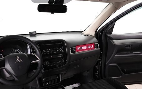 Mitsubishi Outlander III рестайлинг 3, 2018 год, 2 199 000 рублей, 10 фотография