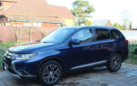 Mitsubishi Outlander III рестайлинг 3, 2015 год, 1 750 000 рублей, 2 фотография