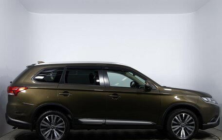 Mitsubishi Outlander III рестайлинг 3, 2019 год, 2 090 000 рублей, 4 фотография
