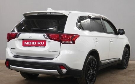 Mitsubishi Outlander III рестайлинг 3, 2018 год, 2 068 000 рублей, 5 фотография