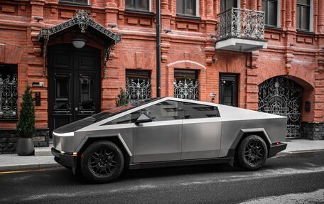 Tesla Cybertruck, 2024 год, 27 000 000 рублей, 2 фотография